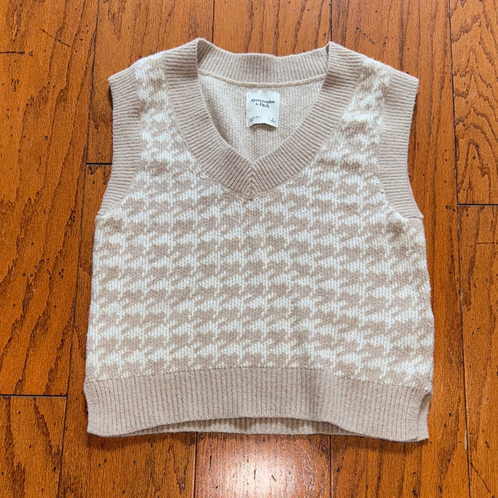 Never worn! Super soft, cute, sz. S Abercrombie vest sweater